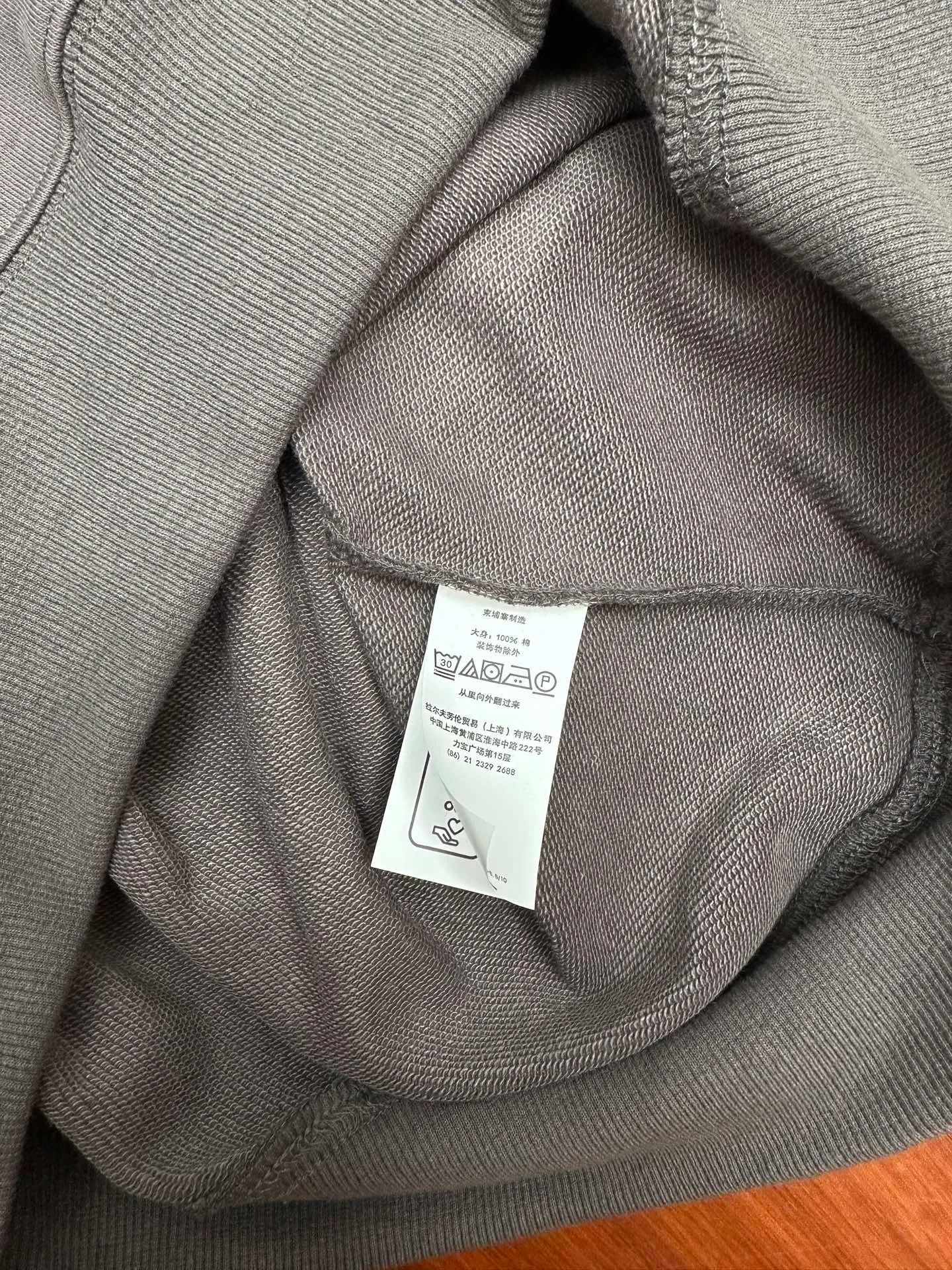 P280 RalphLauren/Ralph Lauren 2025 new autumn and winter large embroidered hooded sweatshirt Ralph Lauren's age-reducing item, the coat fabric is made of 60% cotton ➕40% polyester, which not only retains the softness, comfort and breathability of cotton, but also adds the wear resistance and wrinkle resistance of polyester fiber, making the clothes more durable and easy to care for. Even in slightly cooler weather, you won't feel stuffy when wearing it. This kind of fabric has a natural crisp feel and is not easy to pill or deform. Hooded design effectively improves thermal insulation performance. The embroidery on the chest and the fabric are of the same color. The colors are full, three-dimensional and lifelike, adding a bit of liveliness and interest to the whole sweatshirt. There is no pressure to dress, regardless of age or gender. Complete accessories!  Color: navy blue, black, gray size: S-xL